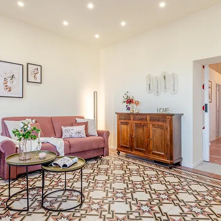 Rose - In Centro Storico Con Balcone Con Vista